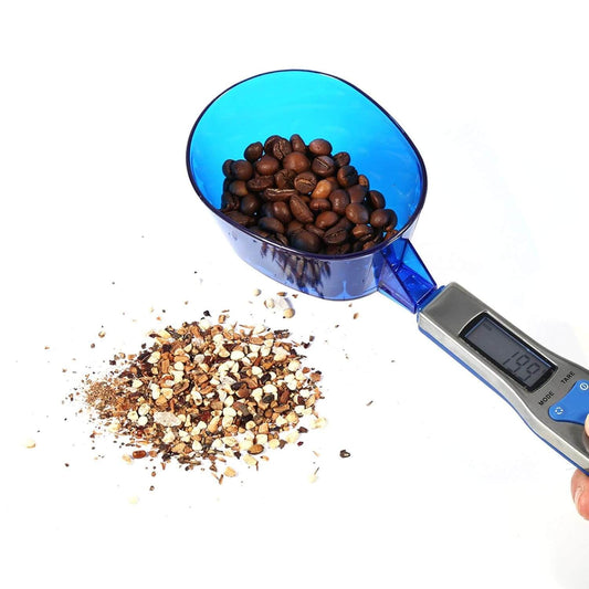Weeglepel gevuld met koffiebonen – Digitale lepelweegschaal met koffiebonen en LCD-weergave van het gewicht.