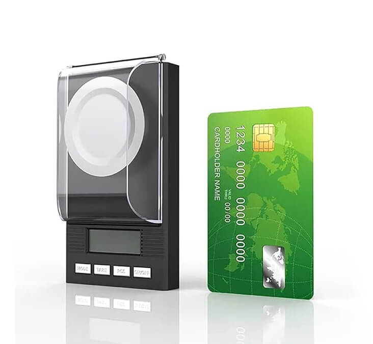 Digitale miniweegschaal 50g - 0,001g naast een creditcard voor vergelijking van formaat.