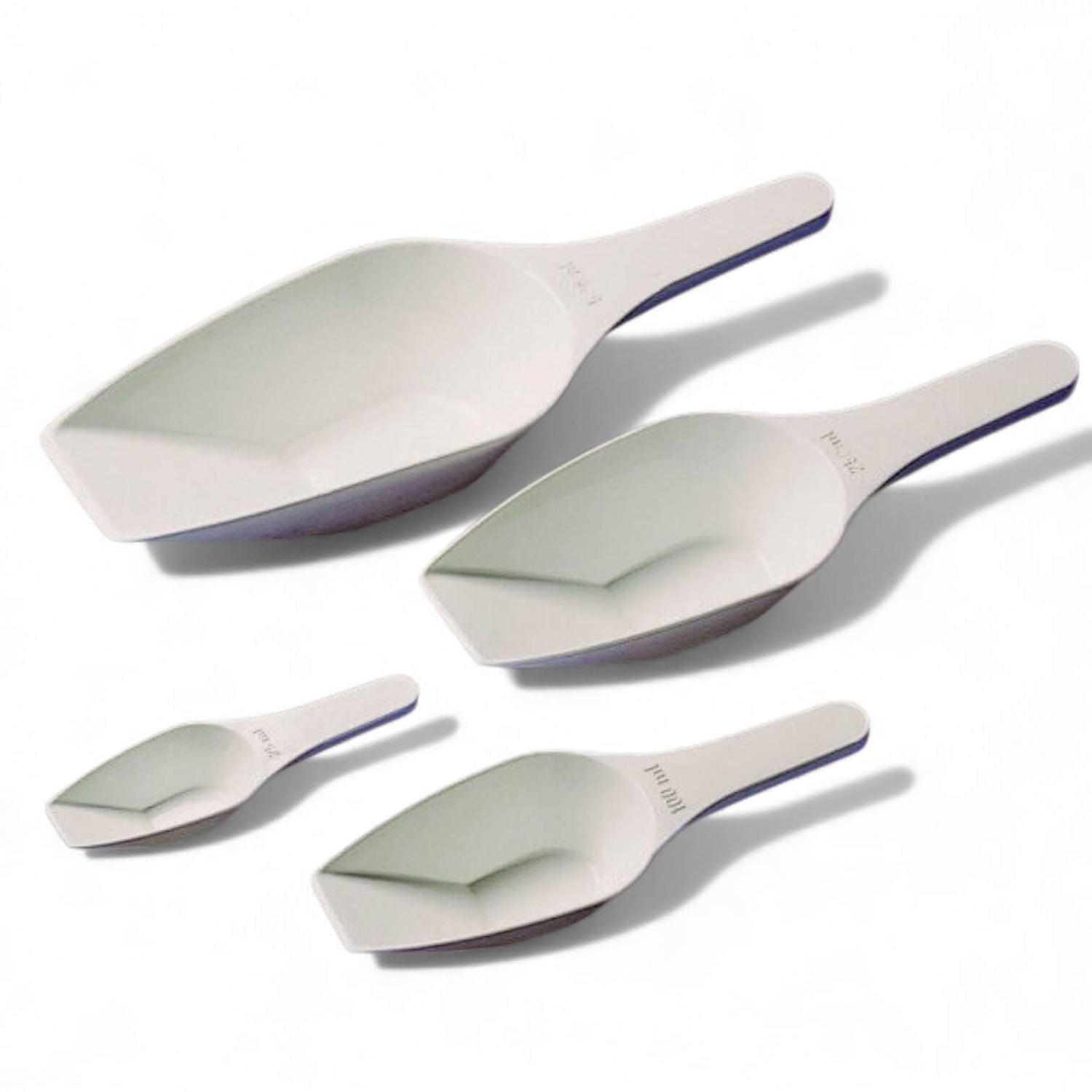 Witte kunststof maatschepjes in diverse maten voor supplementen