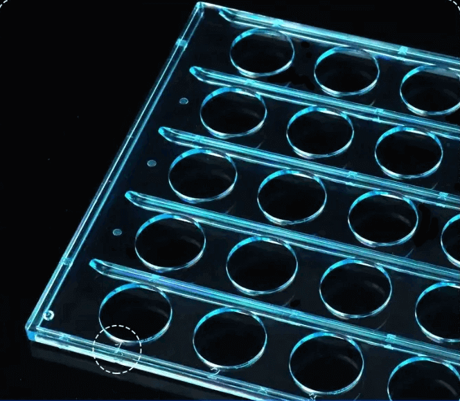 Close-up van openingen Ø18 mm voor Snap-Cap buisjes