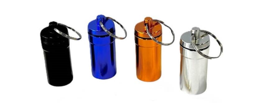 Stijlvol aluminium sleutelhanger potje, perfect voor het veilig en luchtdicht bewaren van kleine items zoals supplementen, kruiden of sieraden. Compact (4,5 x 2 cm) en lichtgewicht, ideaal om discreet mee te nemen aan je sleutelbos. Verkrijgbaar in luxe kleuren zoals goud, zilver, zwart en blauw, met een robuuste schroefdop en rubberen afdichting voor maximale bescherming. Perfect voor onderweg, thuis of als cadeau!