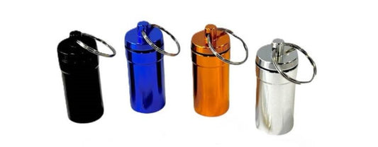 Stijlvol aluminium sleutelhanger potje, perfect voor het veilig en luchtdicht bewaren van kleine items zoals supplementen, kruiden of sieraden. Compact (4,5 x 2 cm) en lichtgewicht, ideaal om discreet mee te nemen aan je sleutelbos. Verkrijgbaar in luxe kleuren zoals goud, zilver, zwart en blauw, met een robuuste schroefdop en rubberen afdichting voor maximale bescherming. Perfect voor onderweg, thuis of als cadeau!