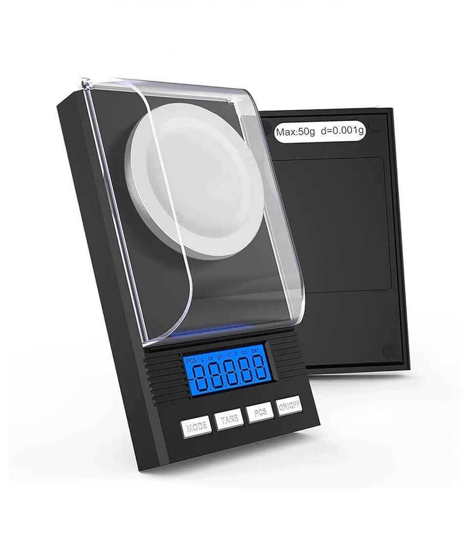 Digitale precisieweegschaal met blauwe LCD-display met beschermkap.